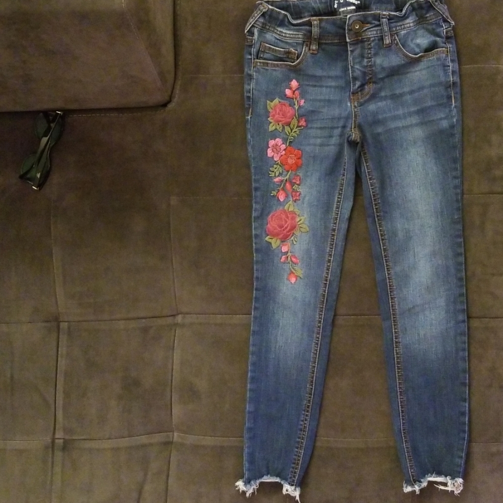 ⛔️SOLD⛔️Super skinny destructed floral embroidery jean